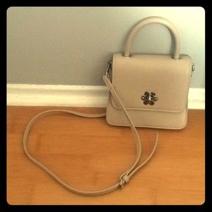 Beige faux leather crossbody bag with flower clasp